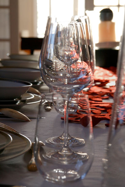 Les verres sont prêts, alignés, sur la table.