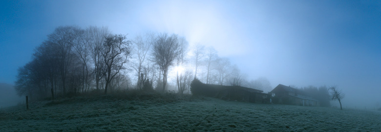 Chaumière dans la brume