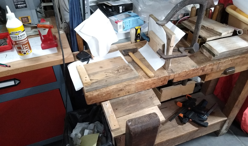 Établi avec des planches de bois