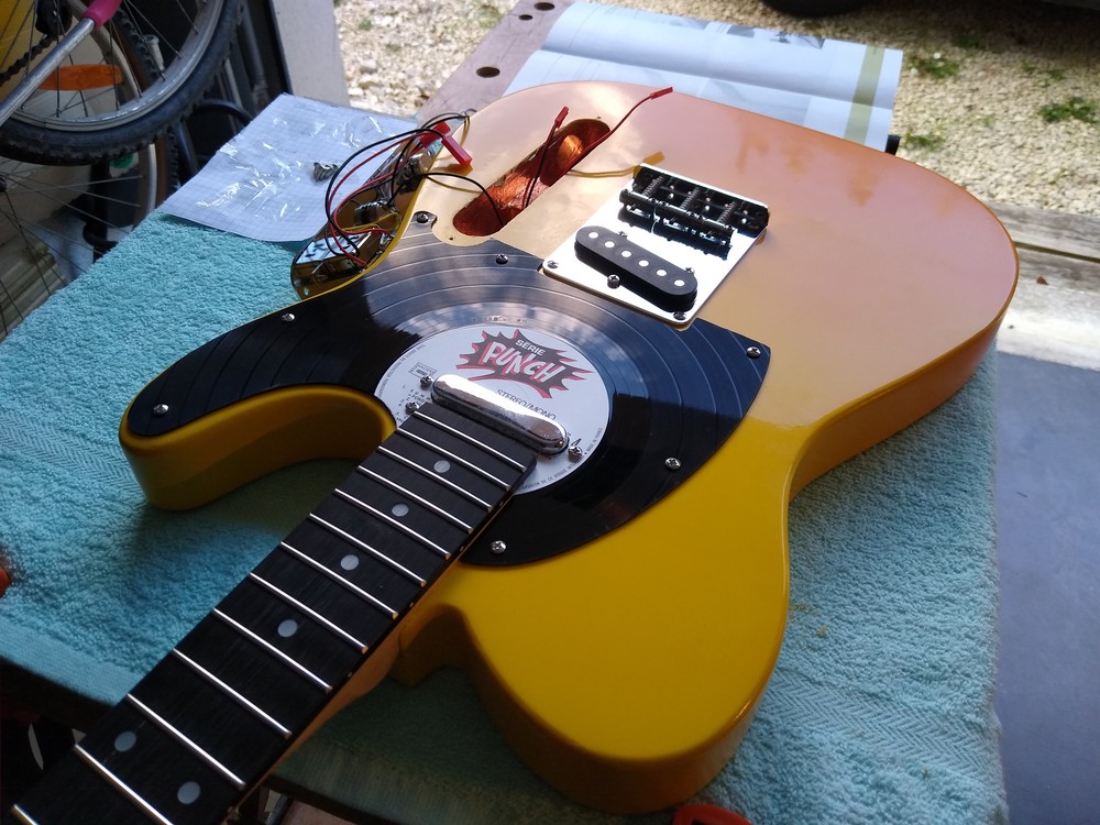 Accastillage et fixation du pickguard custom