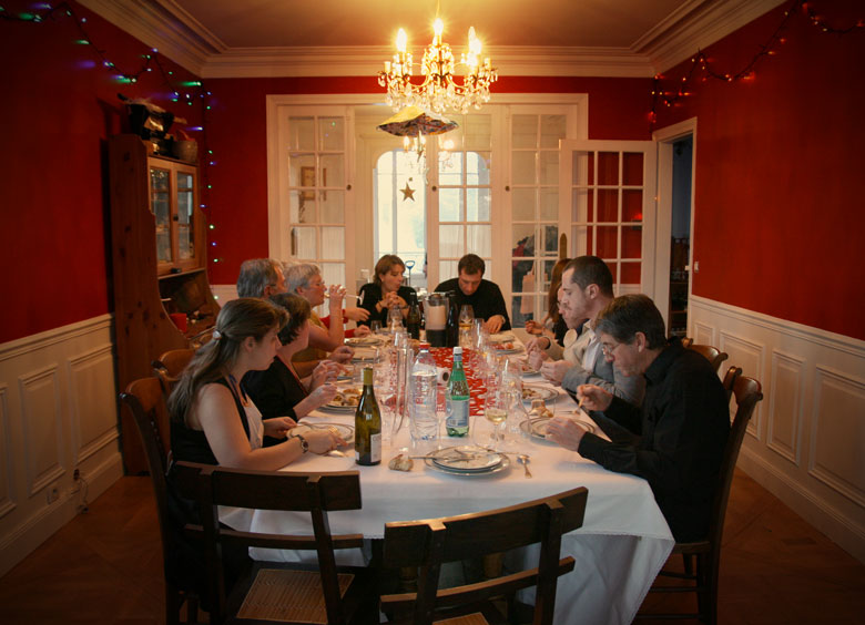 La table est pleine. C'est le repas de Noël.