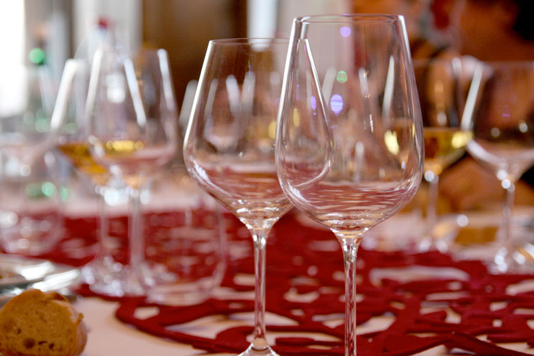 Les verres commencent à se remplir, et à se vider.